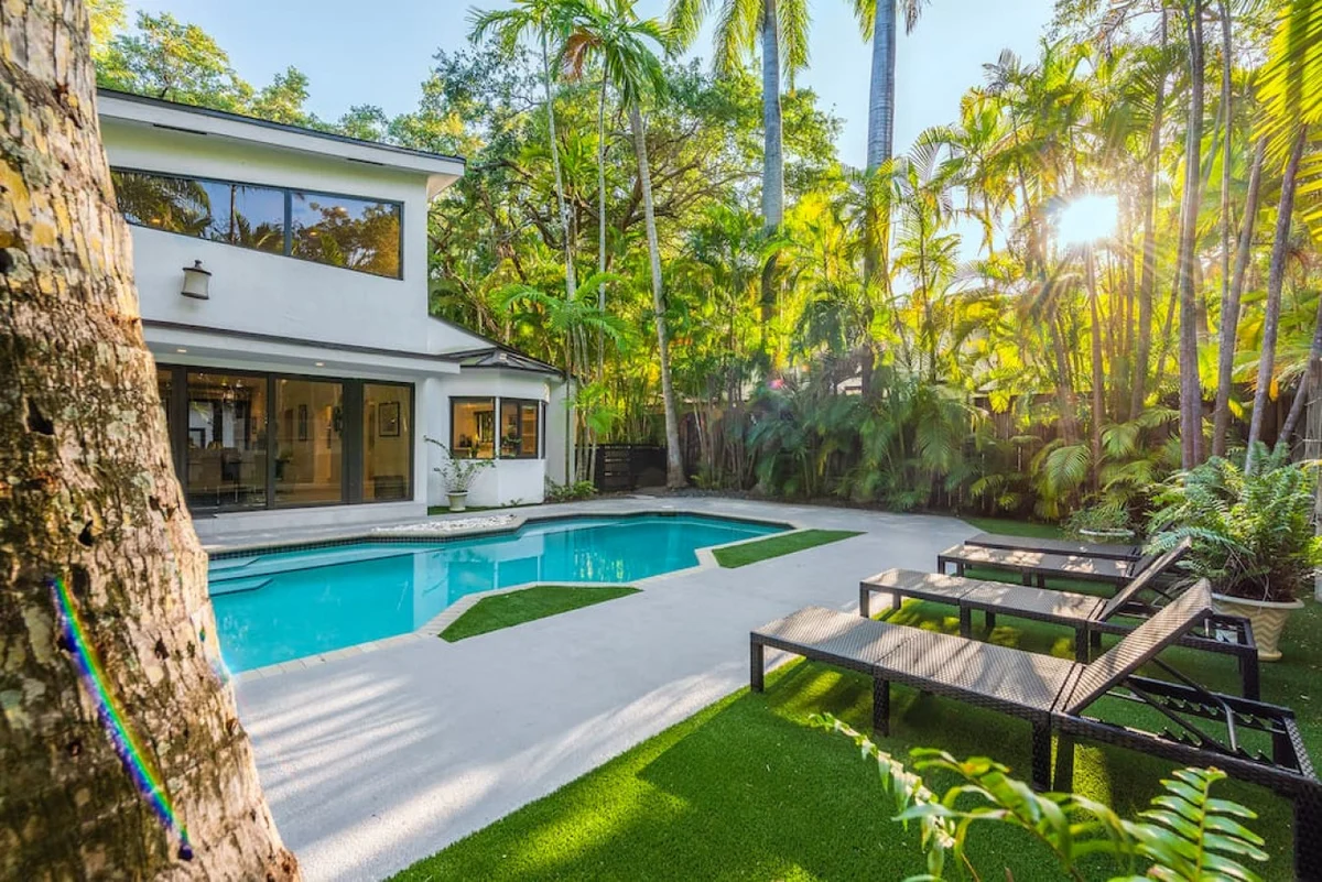 Lush Villa with heated Pool sleeps 13, Location! #84