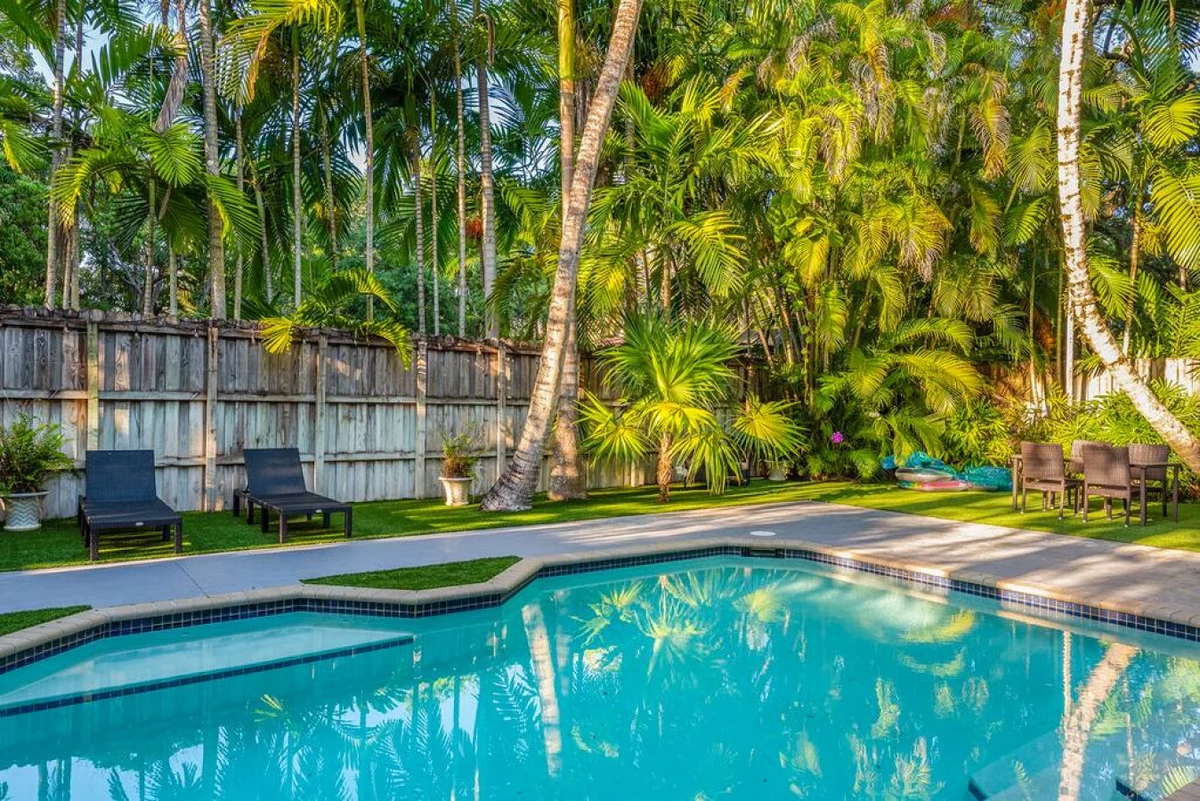Lush Villa with heated Pool sleeps 13, Location! #101