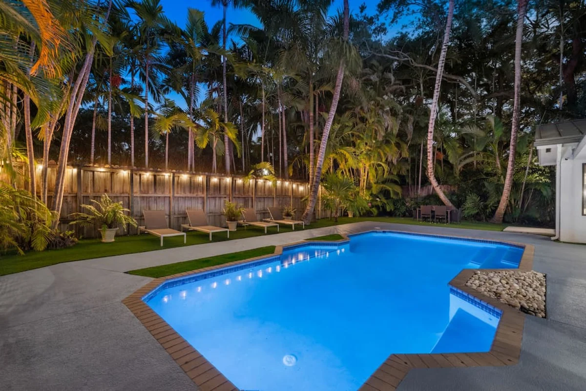 Lush Villa with heated Pool sleeps 13, Location! #113