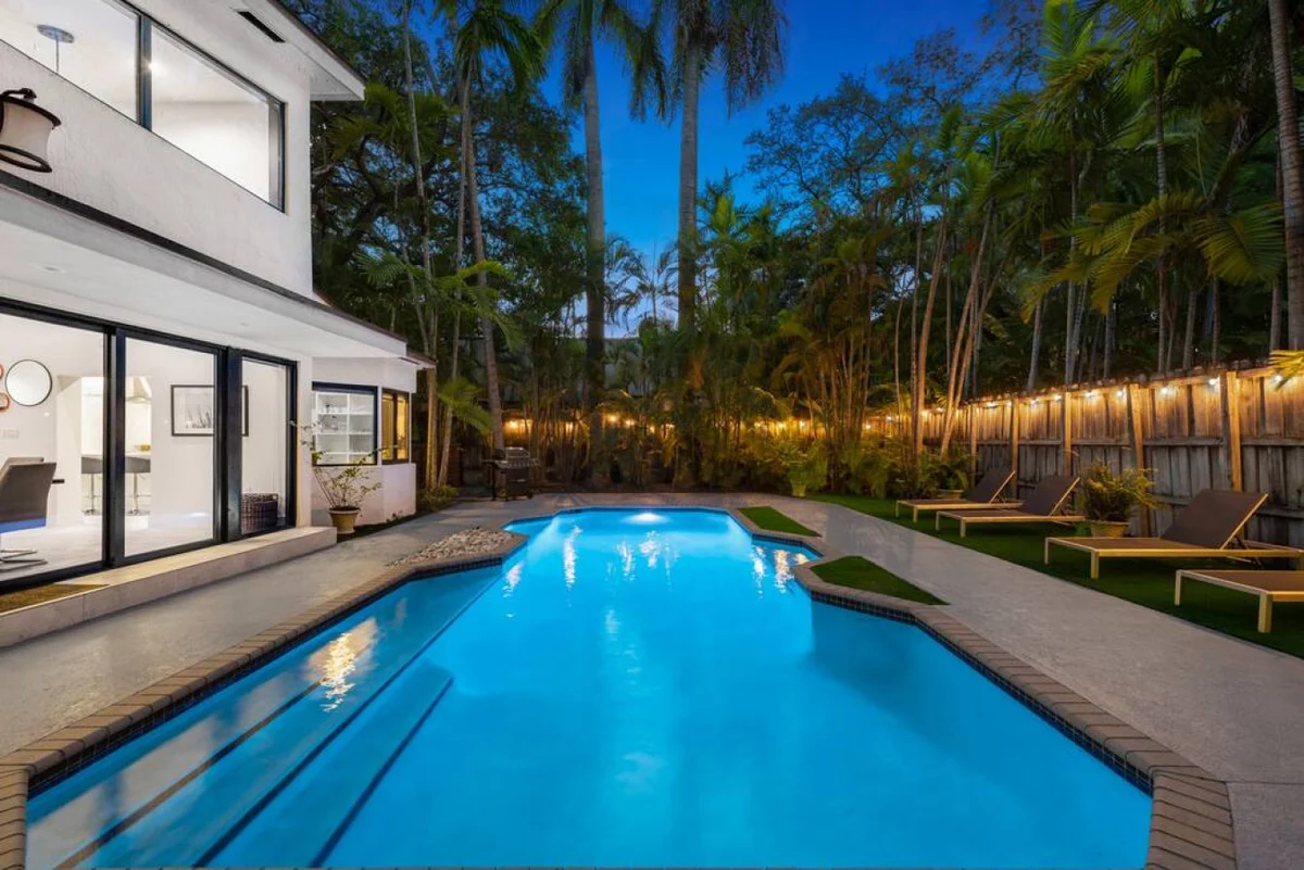Lush Villa with heated Pool sleeps 13, Location! #96