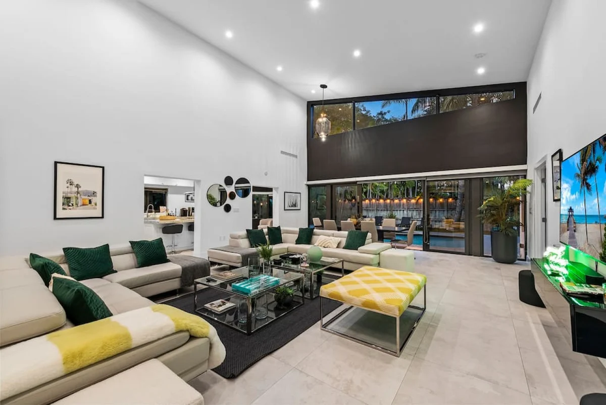 Lush Villa with heated Pool sleeps 13, Location! #121