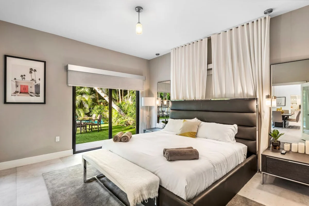 Lush Villa with heated Pool sleeps 13, Location! #117
