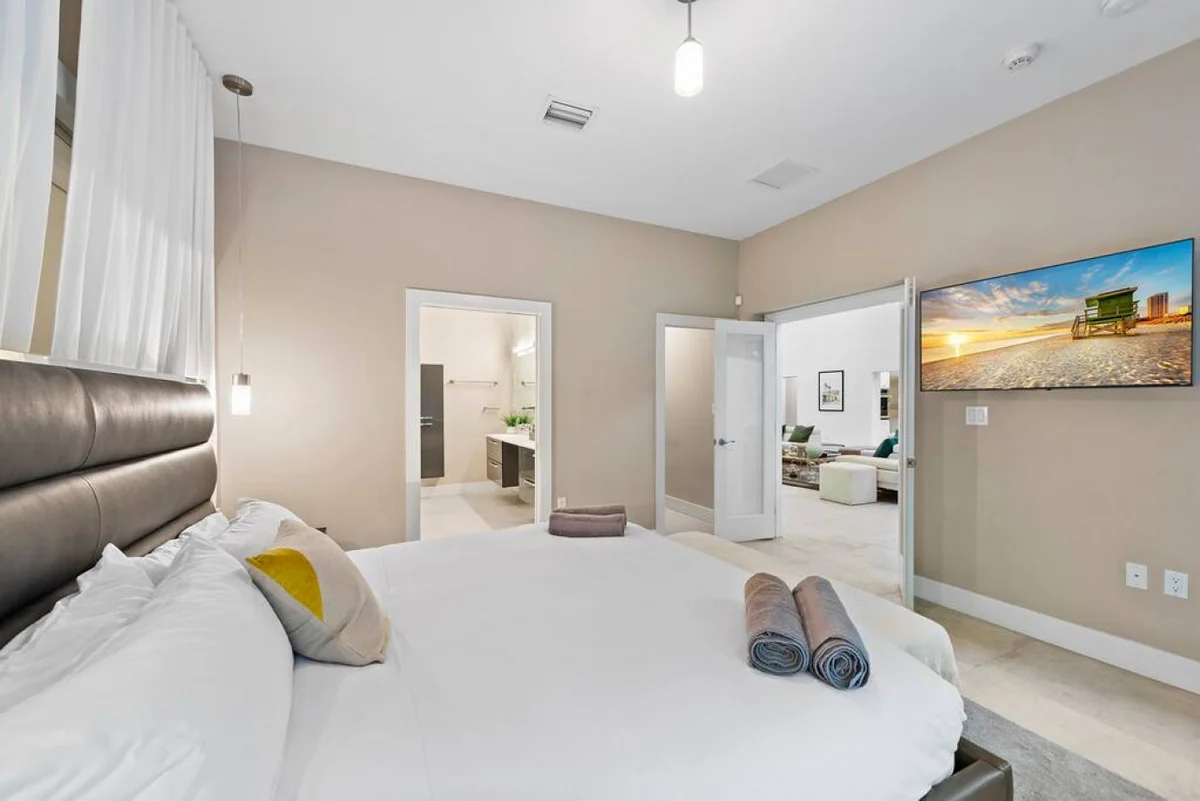 Lush Villa with heated Pool sleeps 13, Location! #75