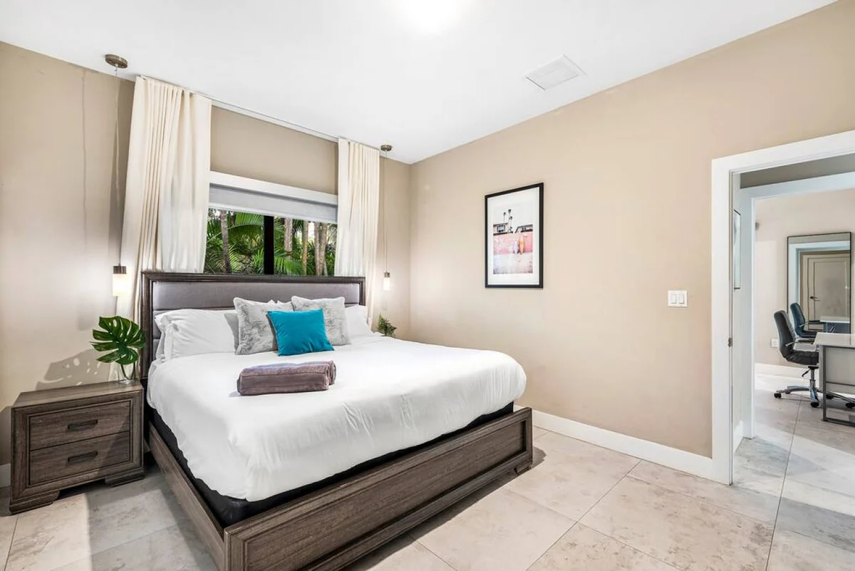 Lush Villa with heated Pool sleeps 13, Location! #91