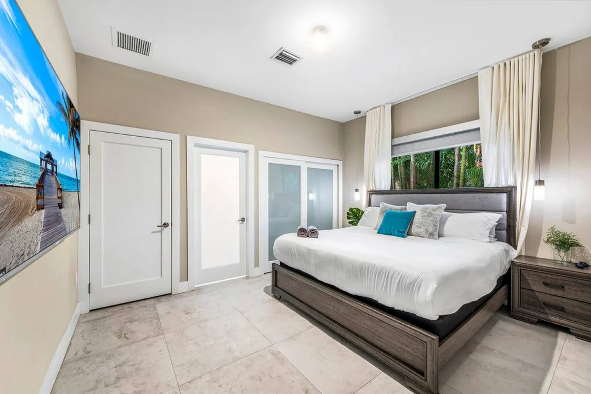 Lush Villa with heated Pool sleeps 13, Location! #102