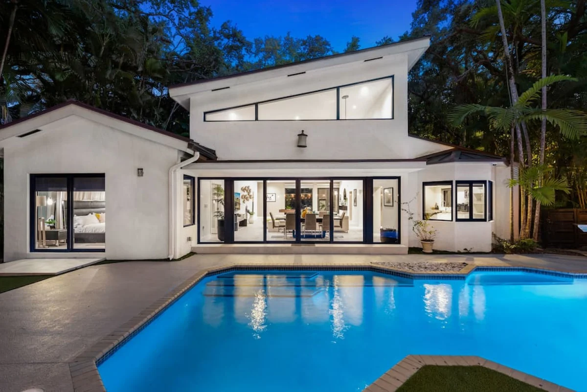 Lush Villa with heated Pool sleeps 13, Location! #79