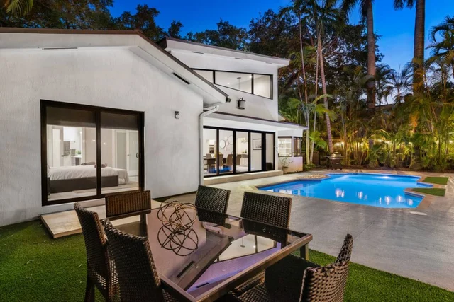 Lush Villa with heated Pool sleeps 13, Location!