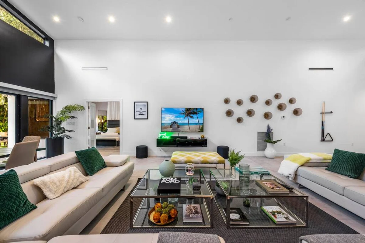 Lush Villa with heated Pool sleeps 13, Location! #104