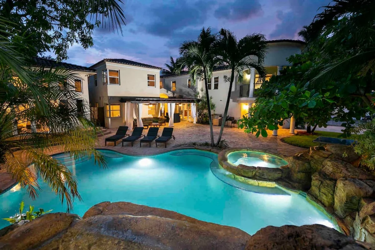 Massive Villa, Movie theater, Pool, & Jacuzzi ! #78