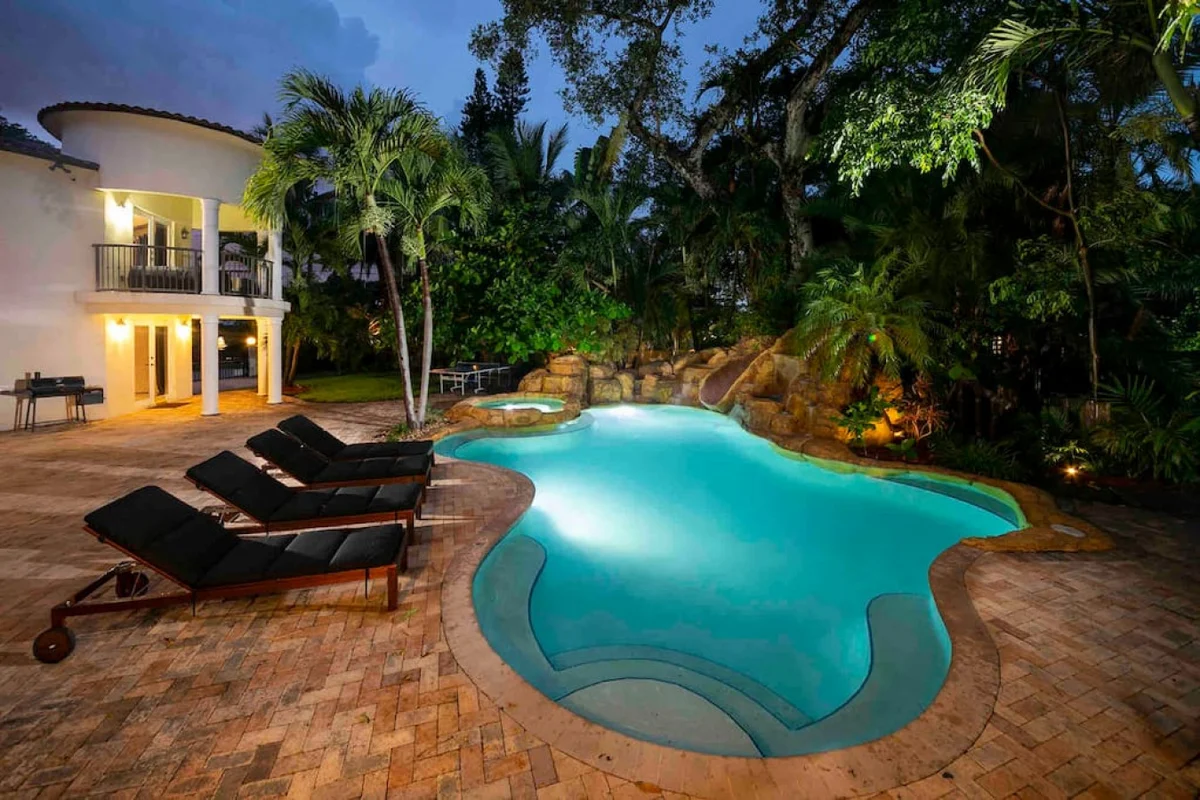 Massive Villa, Movie theater, Pool, & Jacuzzi ! #77
