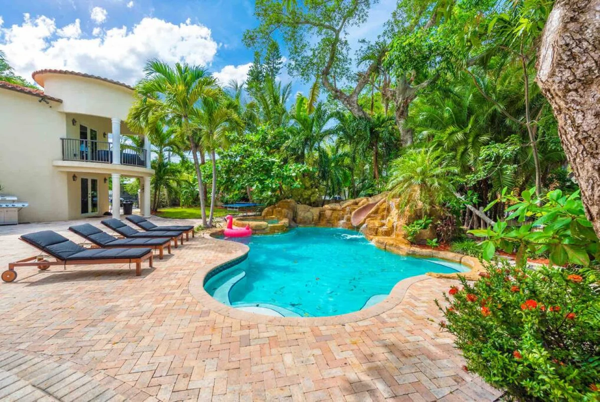 Massive Villa, Movie theater, Pool, & Jacuzzi ! #112