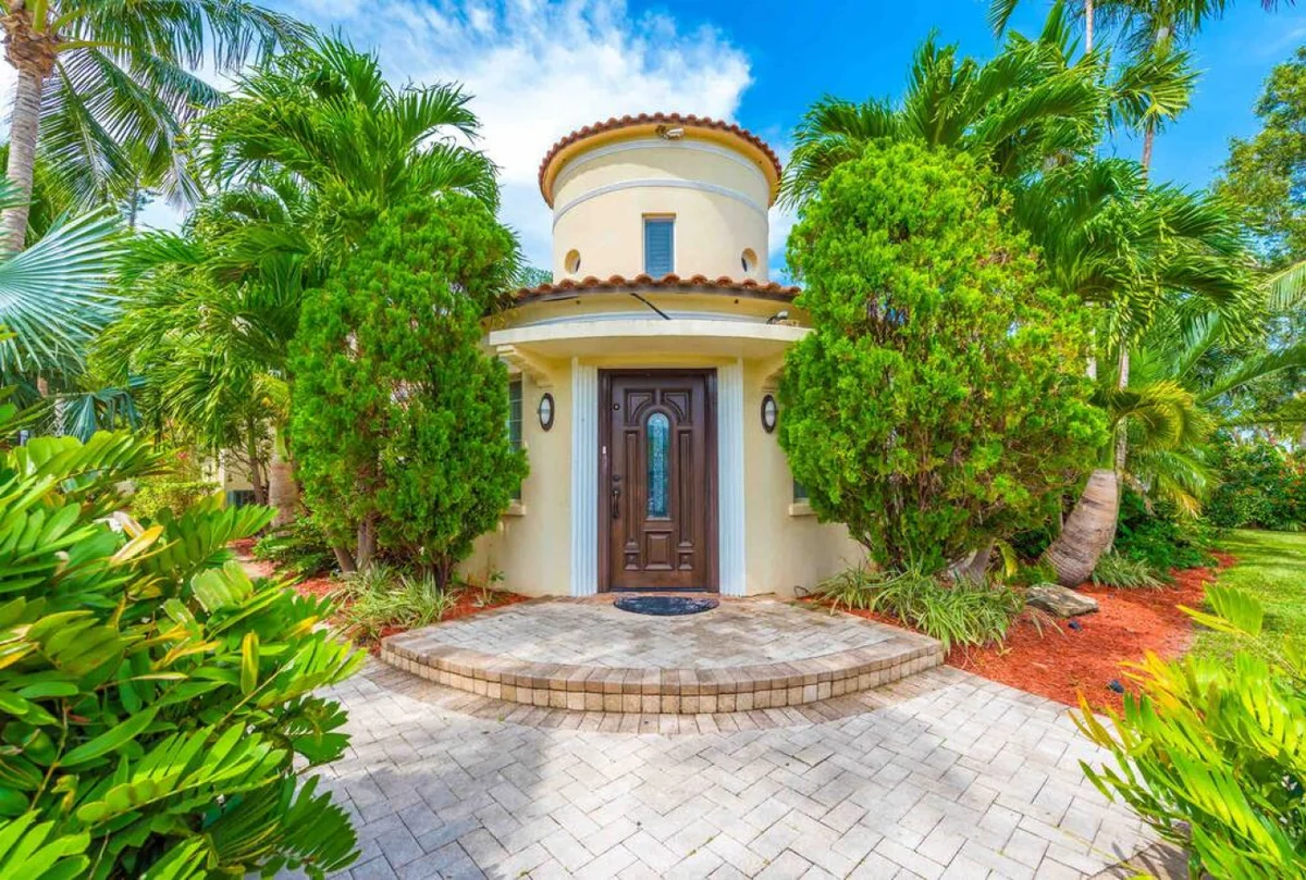 Massive Villa, Movie theater, Pool, & Jacuzzi ! #97