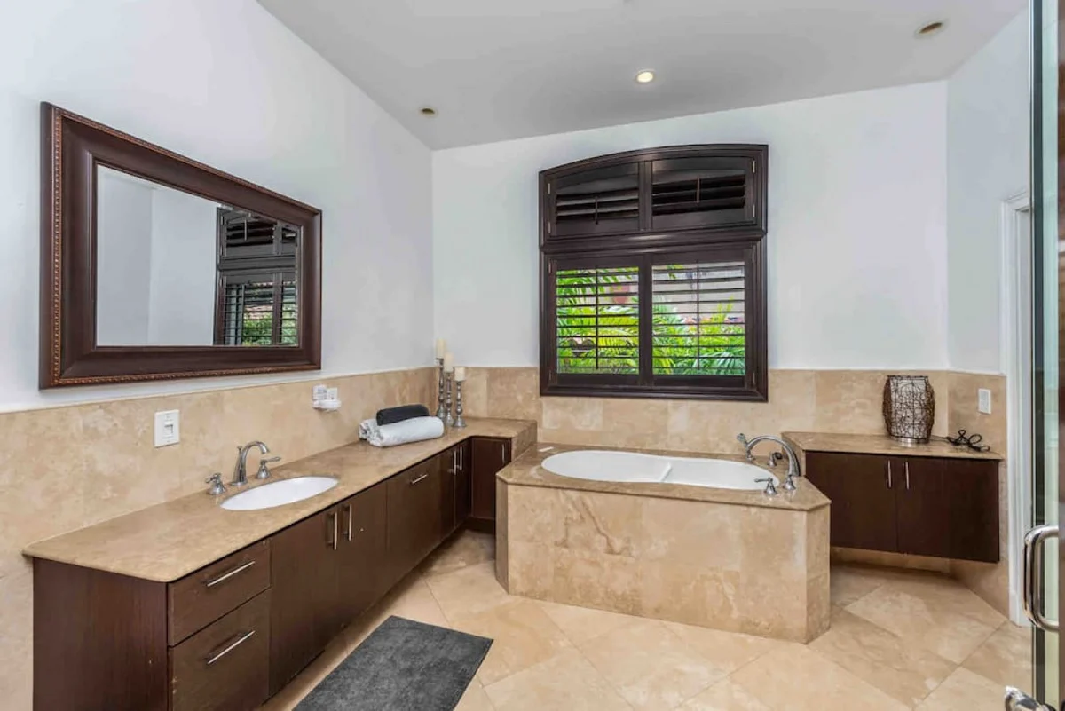 Massive Villa, Movie theater, Pool, & Jacuzzi ! #110