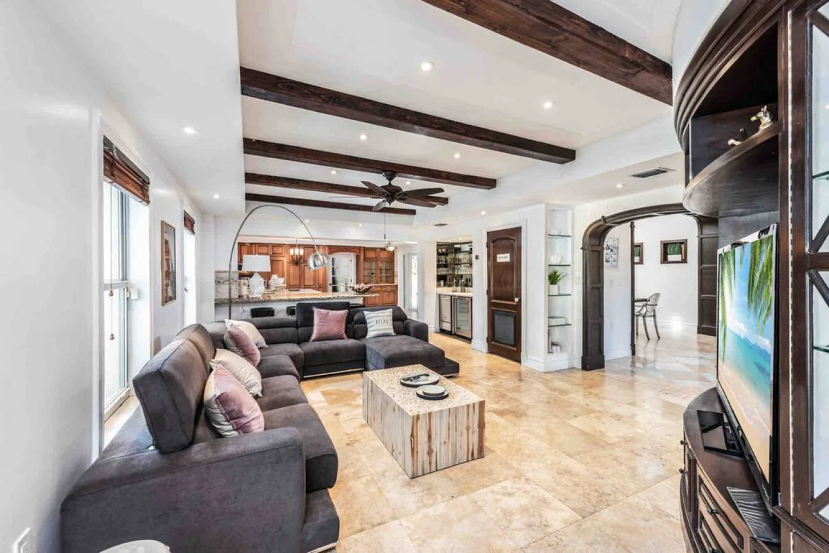 Massive Villa, Movie theater, Pool, & Jacuzzi ! #105