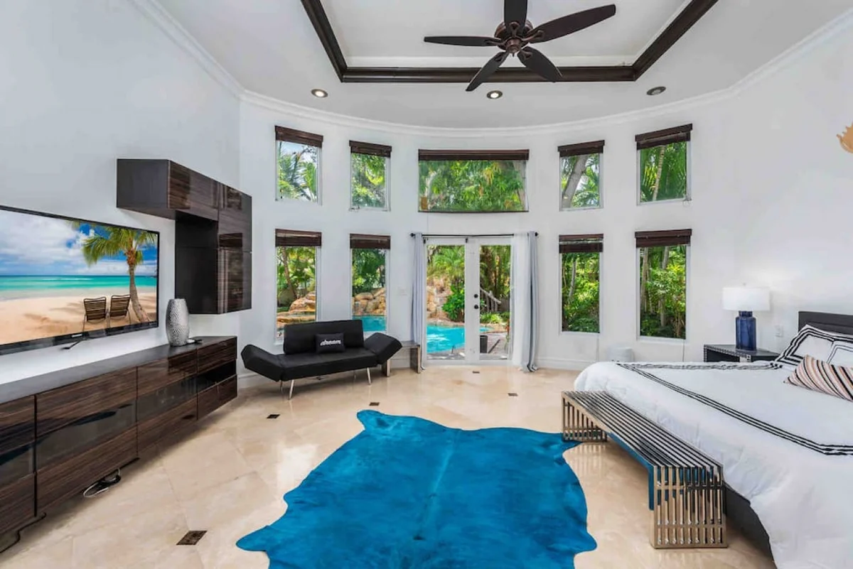 Massive Villa, Movie theater, Pool, & Jacuzzi ! #80
