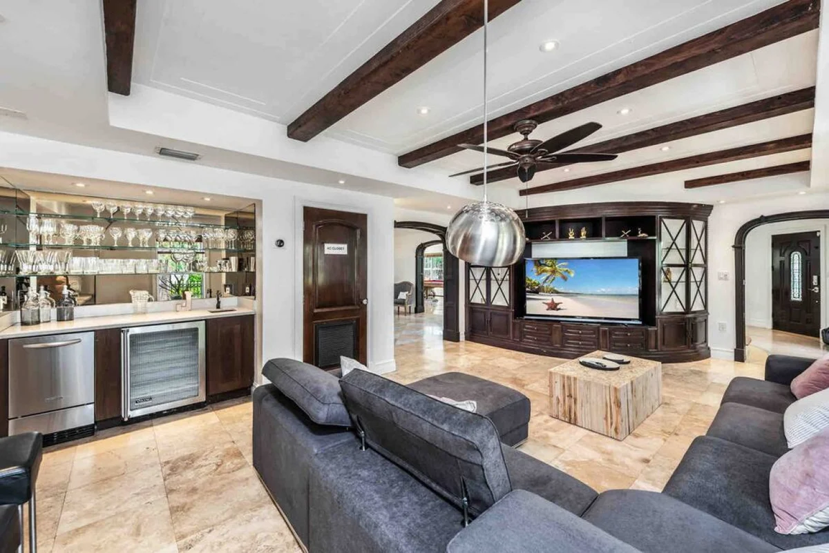 Massive Villa, Movie theater, Pool, & Jacuzzi ! #101