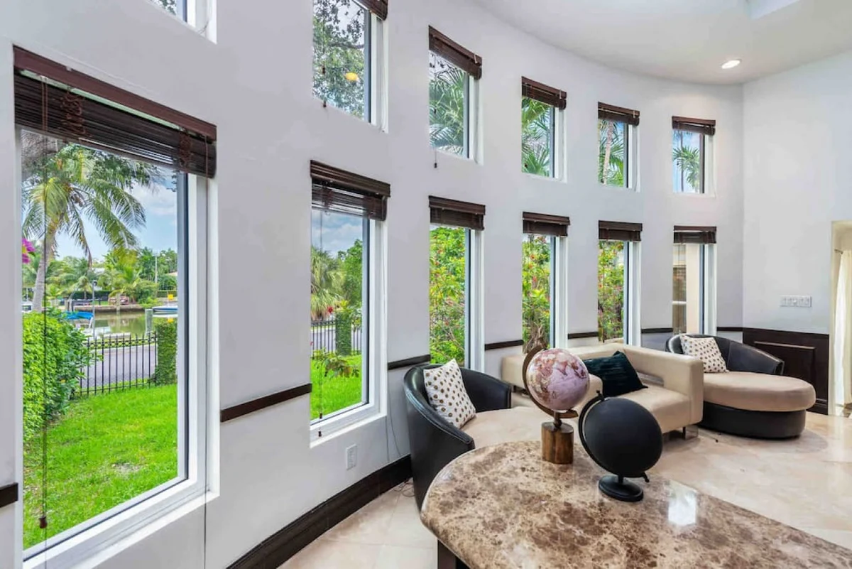 Massive Villa, Movie theater, Pool, & Jacuzzi ! #107