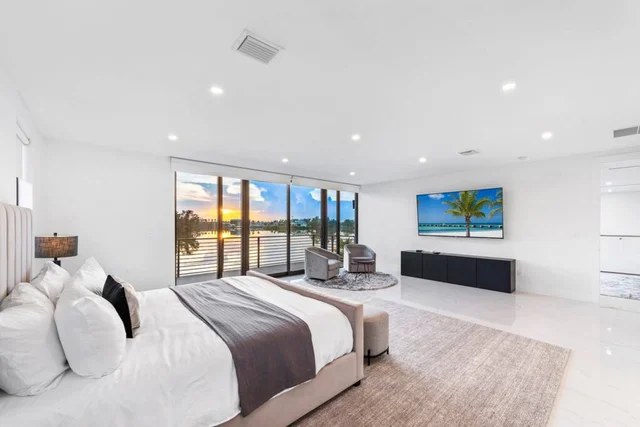 Modern Lakefront Villa w/ Pool, Jacuzzi and Gym
