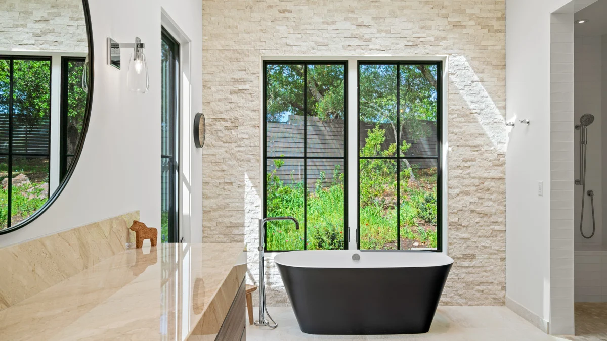 Stunning Estate - 3BD All Ensuite with gardens, pool, outdoor kitchen #100