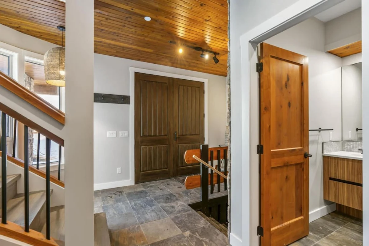 Chalet Monashee – Brand New High-End w/Amazing Views #100