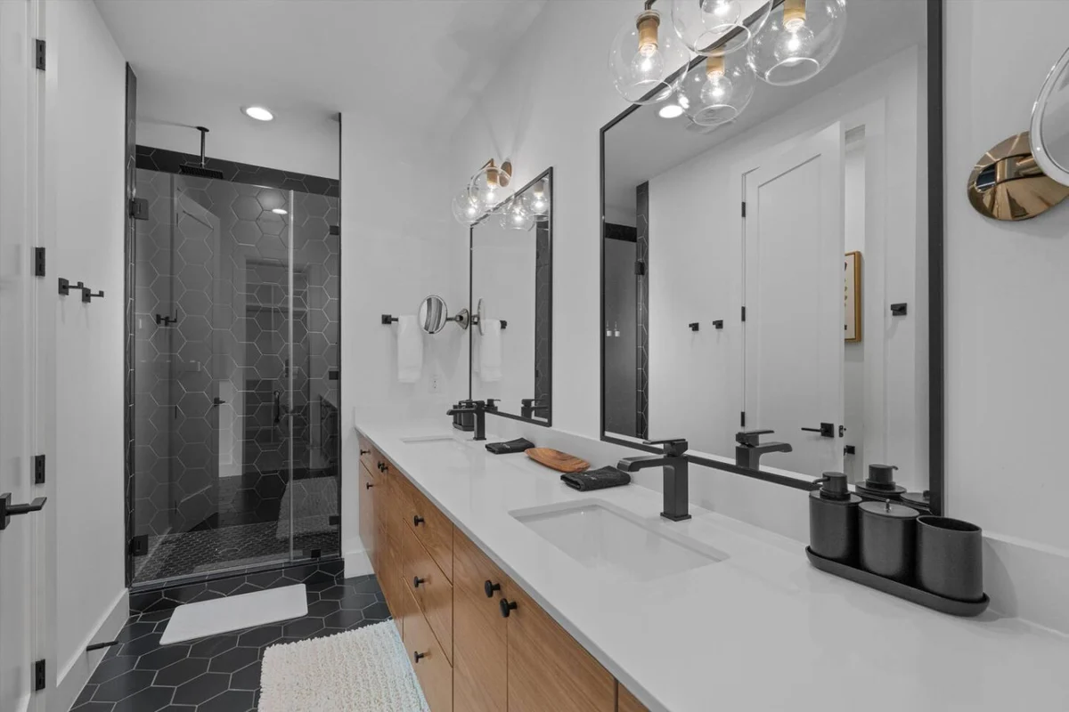Zilker | Heated Pool, Misters & Walk to S. Lamar #74