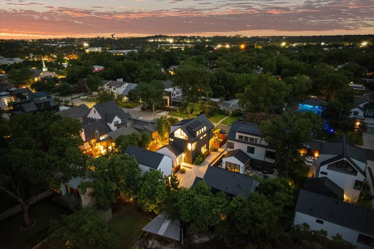 Zilker | Heated Pool, Misters & Walk to S. Lamar #98