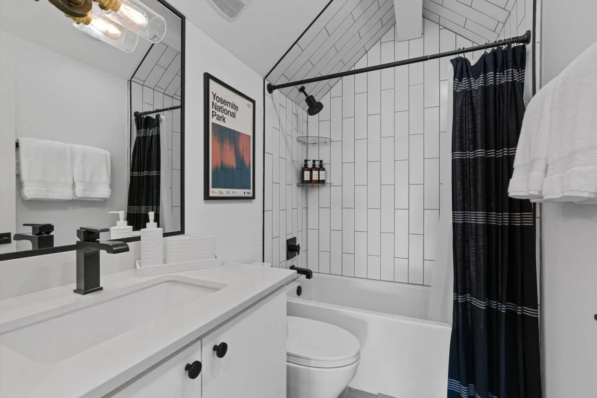Zilker | Heated Pool, Misters & Walk to S. Lamar #90