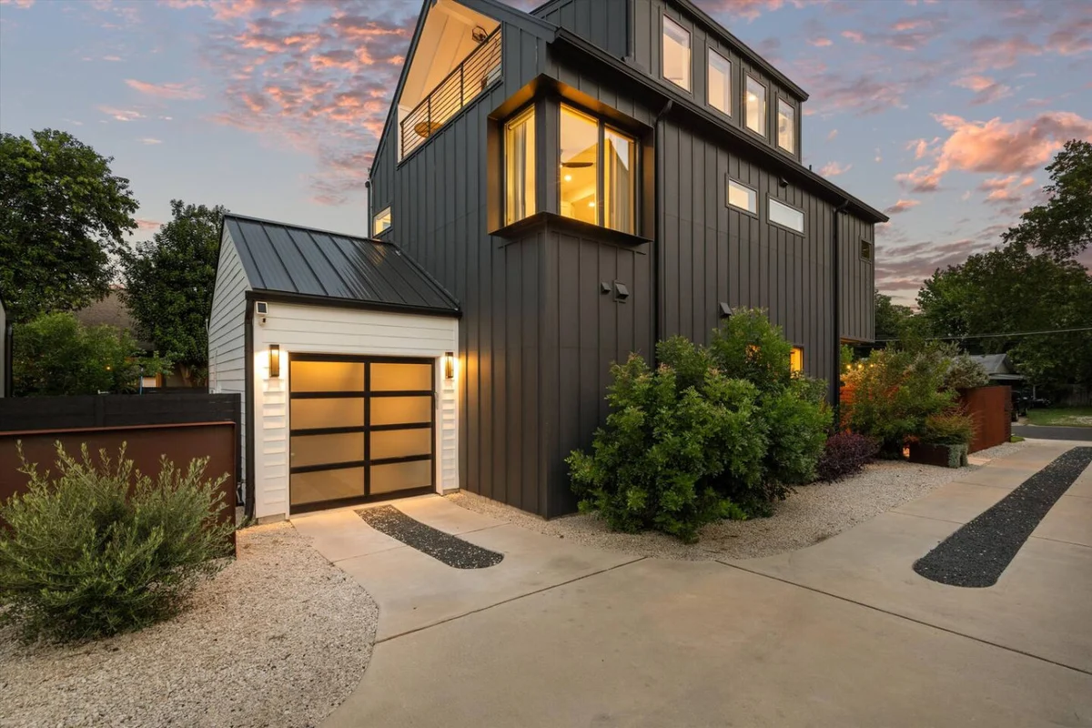 Zilker | Heated Pool, Misters & Walk to S. Lamar #96