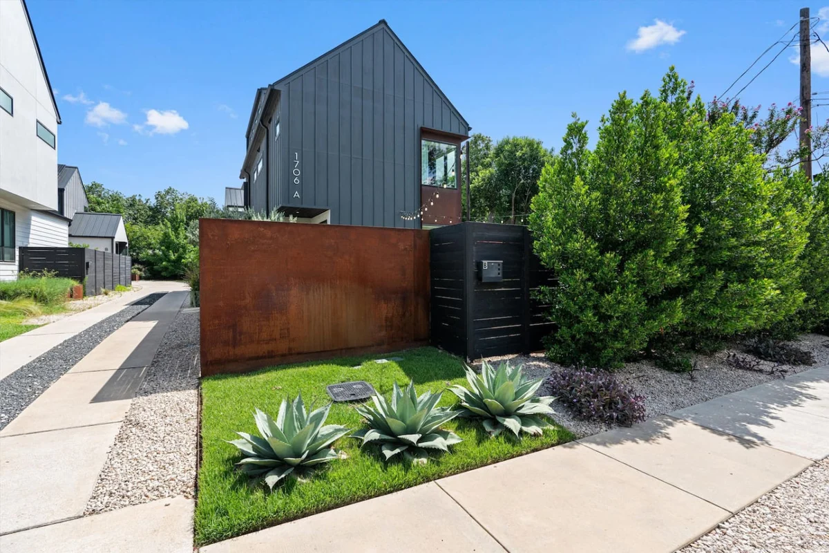 Zilker | Heated Pool, Misters & Walk to S. Lamar #86