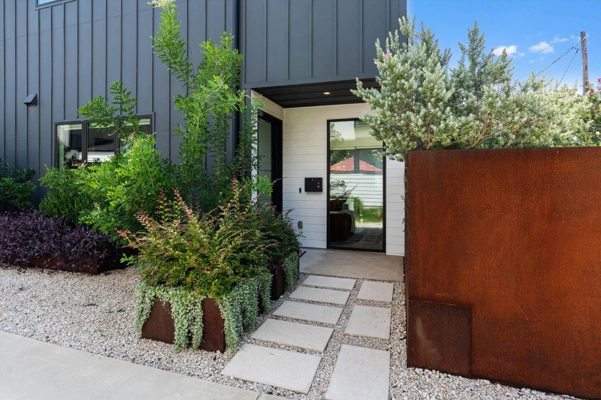 Zilker | Heated Pool, Misters & Walk to S. Lamar #87