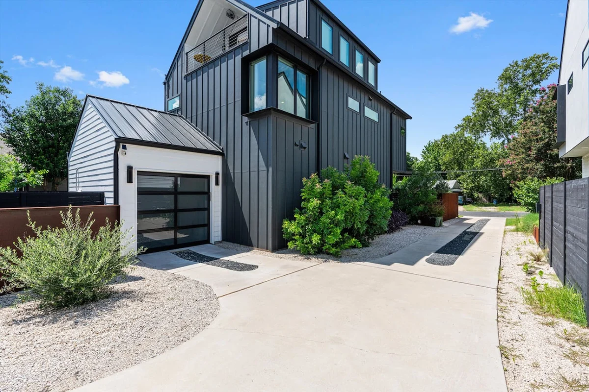 Zilker | Heated Pool, Misters & Walk to S. Lamar #88