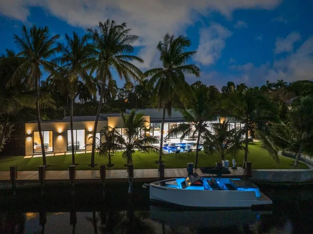 NEW Waterfront Villa w/ Pool/Jacuzzi/Billard