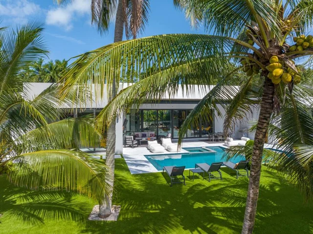 NEW Waterfront Villa w/ Pool/Jacuzzi/Billard