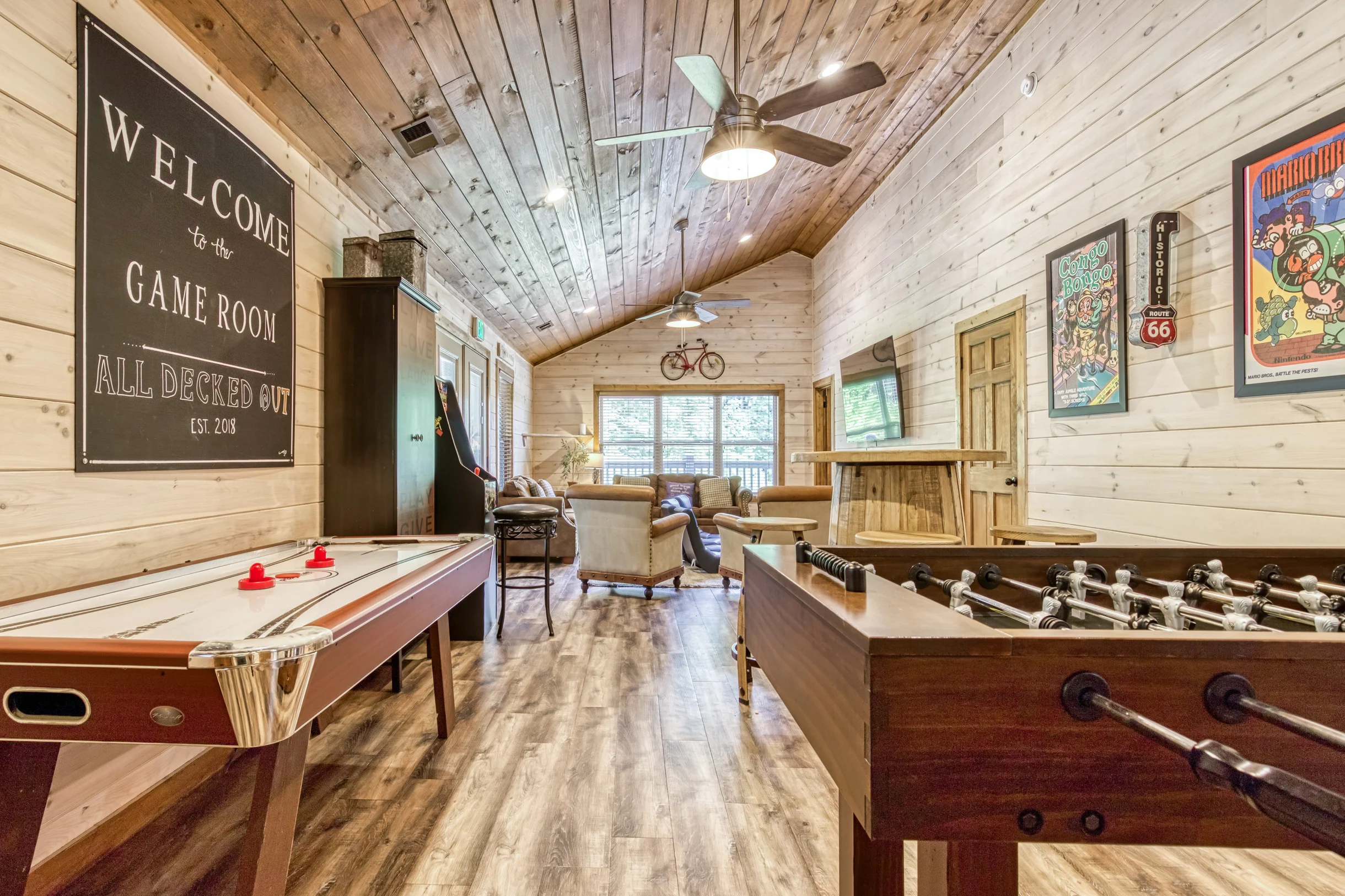 Great for Groups! Sleeps 24, 6BR Dollywood 3 King Beds Theater Game Rm/Hot Tub #16