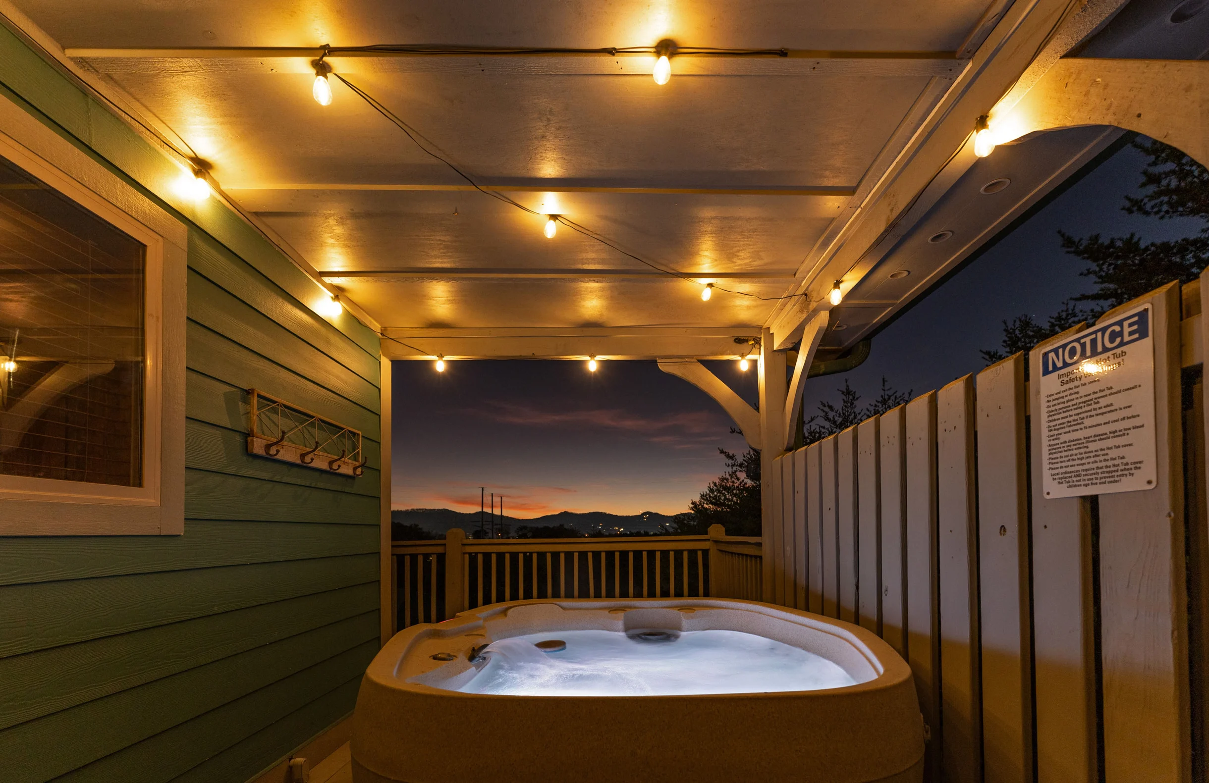 Great for Groups! Sleeps 24, 6BR Dollywood 3 King Beds Theater Game Rm/Hot Tub #14