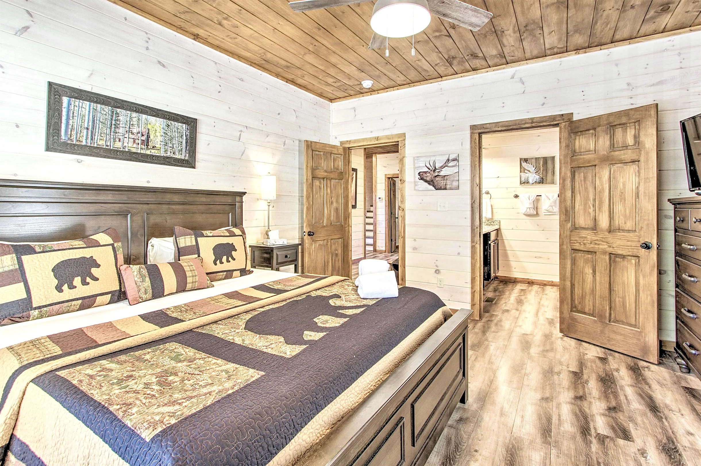 Great for Groups! Sleeps 24, 6BR Dollywood 3 King Beds Theater Game Rm/Hot Tub #32