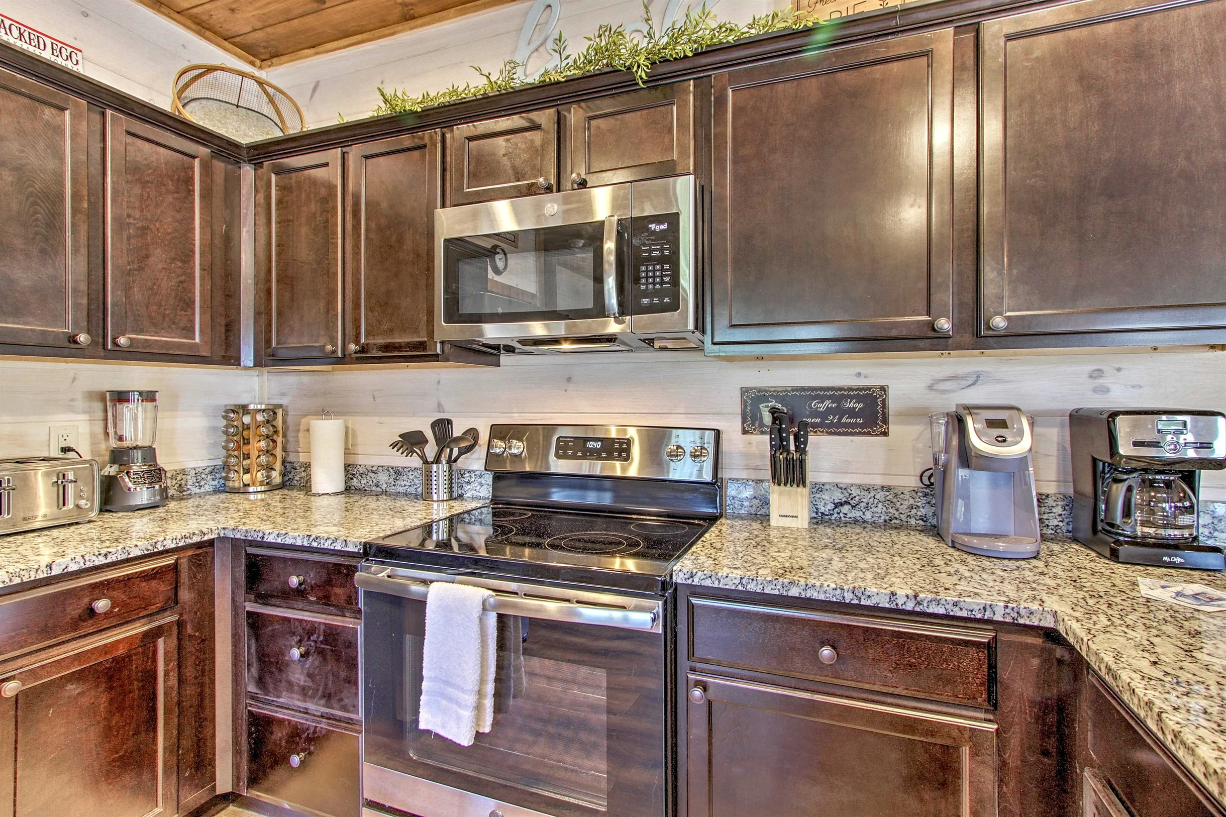 Great for Groups! Sleeps 24, 6BR Dollywood 3 King Beds Theater Game Rm/Hot Tub #28