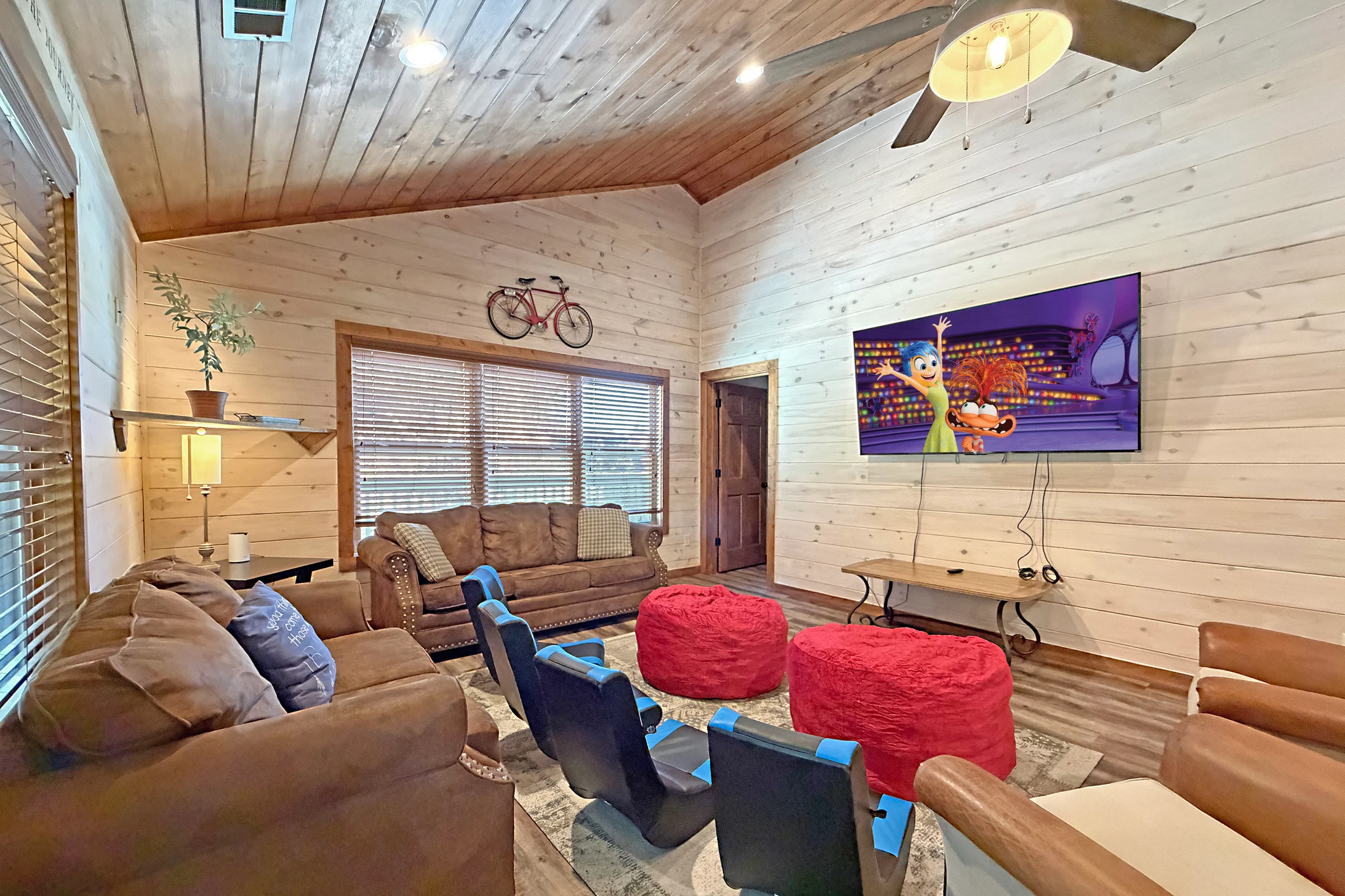 Great for Groups! Sleeps 24, 6BR Dollywood 3 King Beds Theater Game Rm/Hot Tub #33