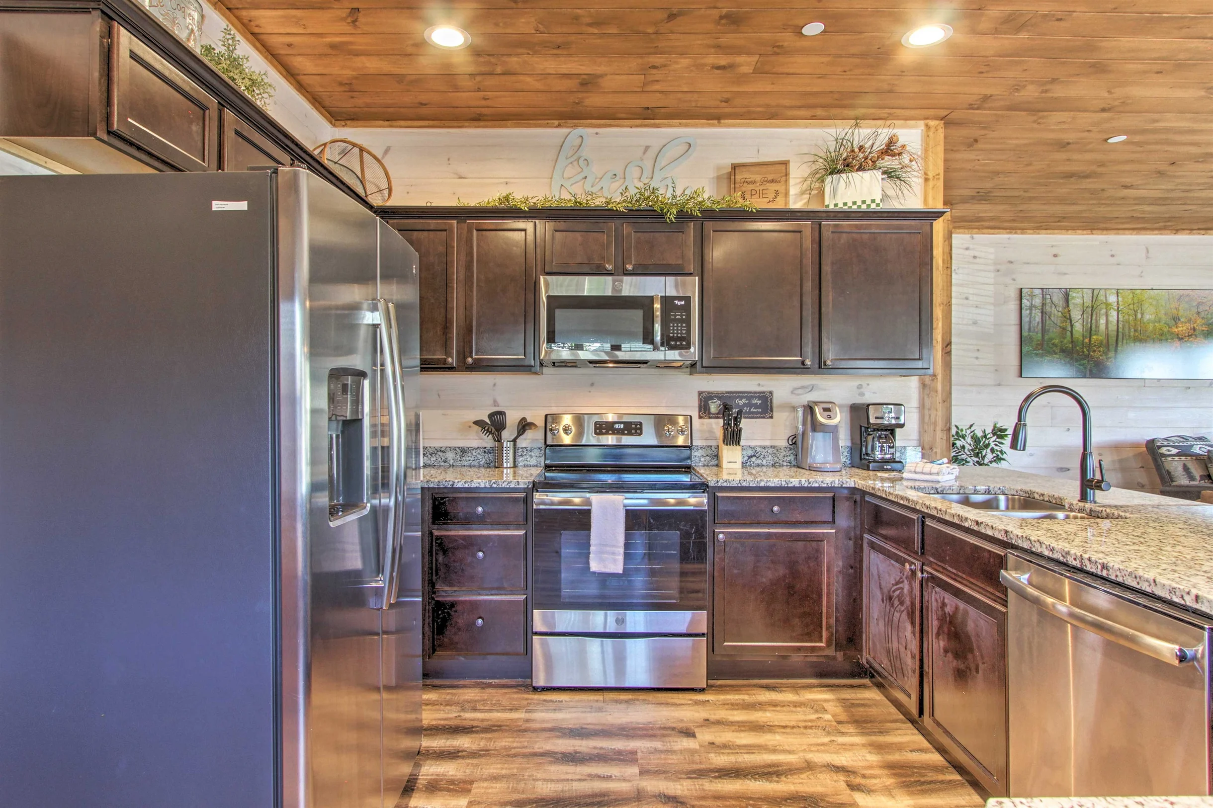 Great for Groups! Sleeps 24, 6BR Dollywood 3 King Beds Theater Game Rm/Hot Tub #29