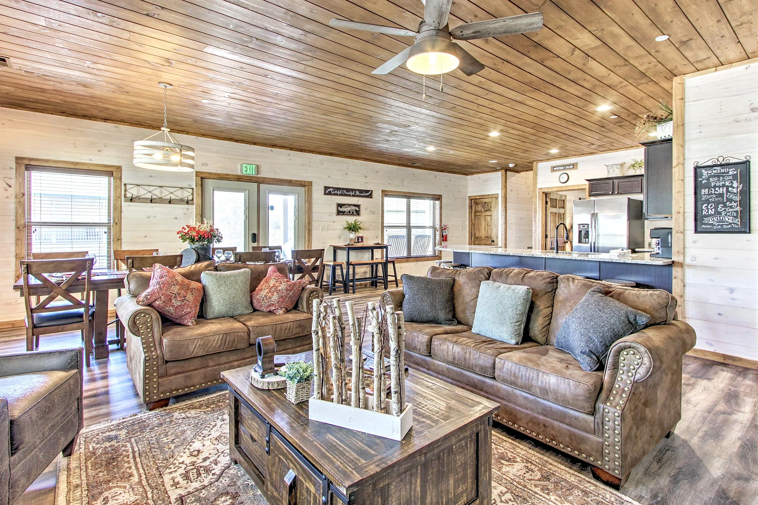 Great for Groups! Sleeps 24, 6BR Dollywood 3 King Beds Theater Game Rm/Hot Tub #34