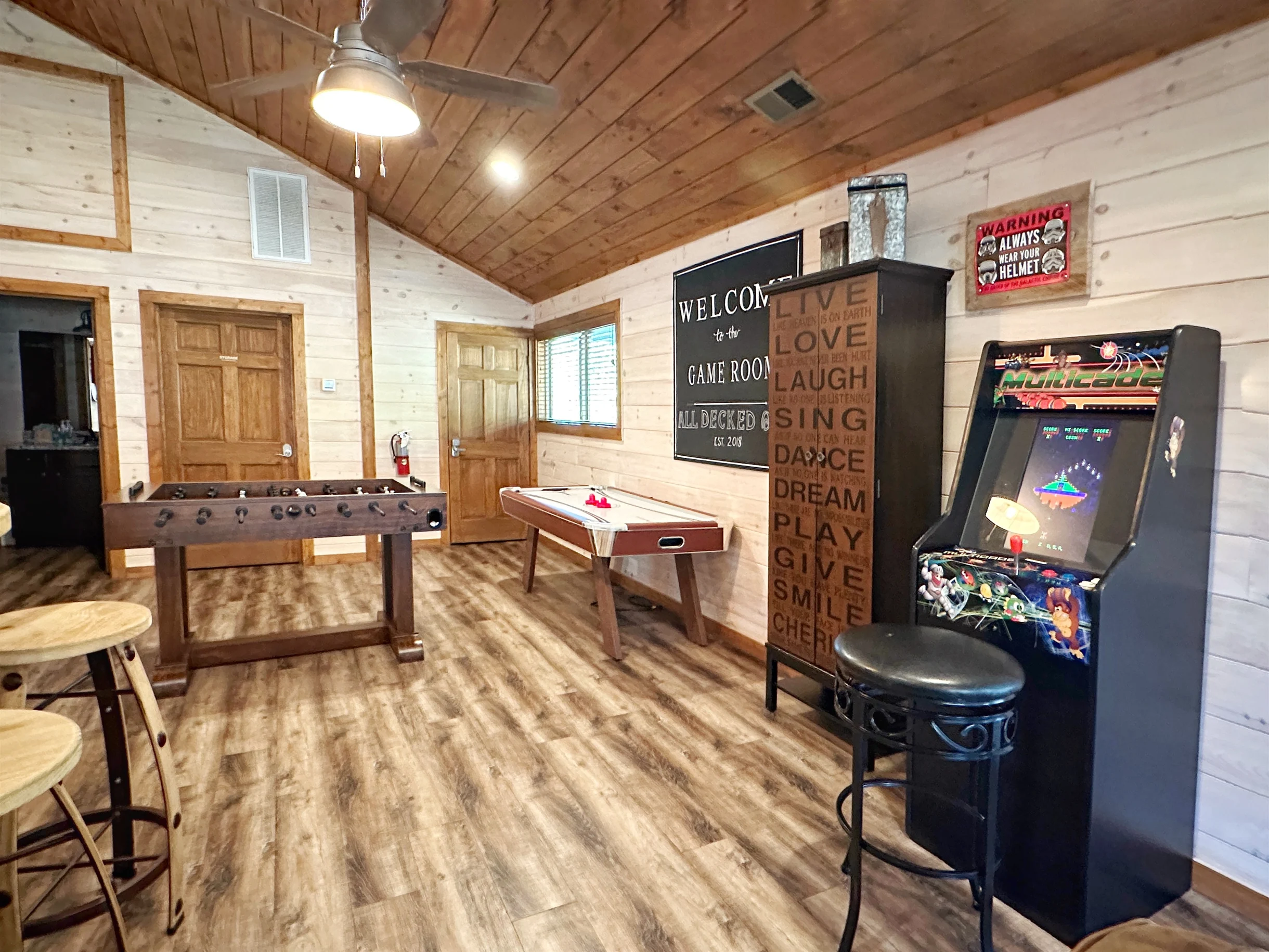 Great for Groups! Sleeps 24, 6BR Dollywood 3 King Beds Theater Game Rm/Hot Tub #17