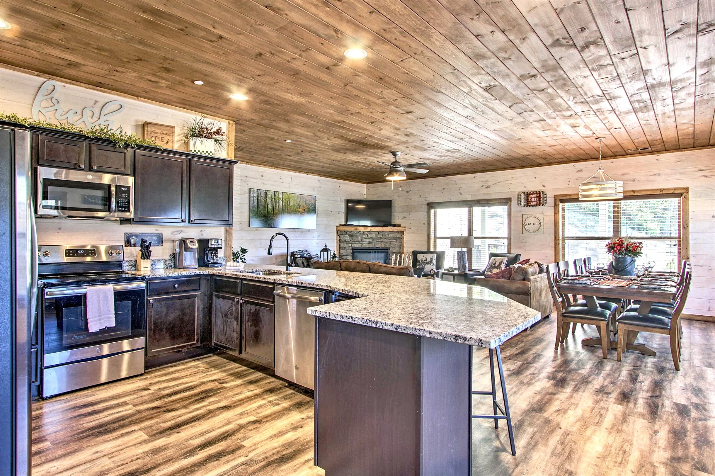 Great for Groups! Sleeps 24, 6BR Dollywood 3 King Beds Theater Game Rm/Hot Tub #21