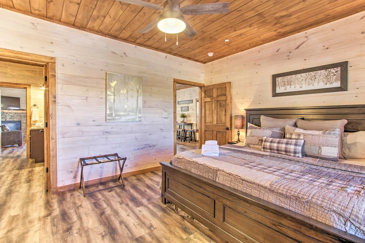 Great for Groups! Sleeps 24, 6BR Dollywood 3 King Beds Theater Game Rm/Hot Tub #23