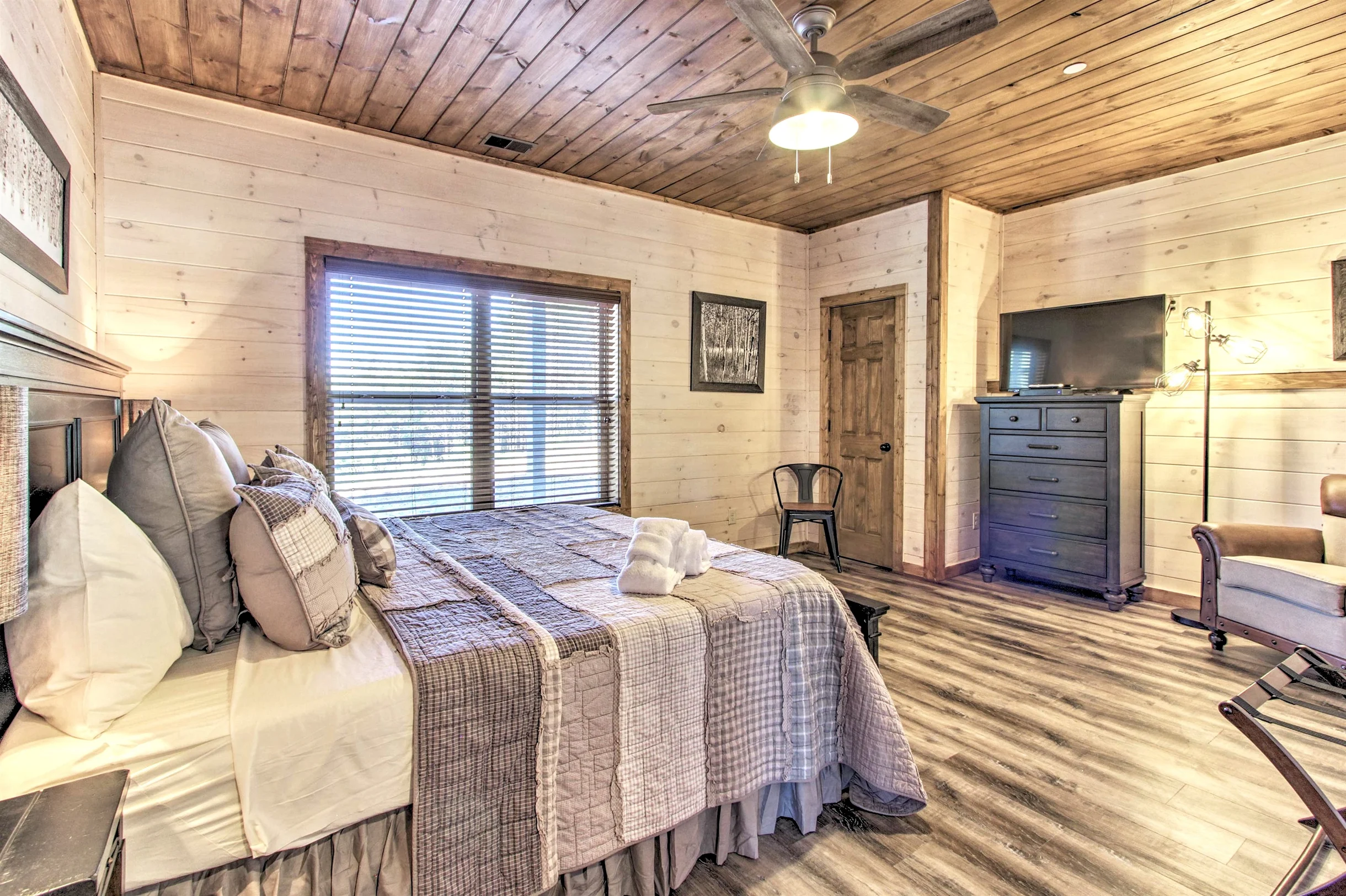 Great for Groups! Sleeps 24, 6BR Dollywood 3 King Beds Theater Game Rm/Hot Tub #35