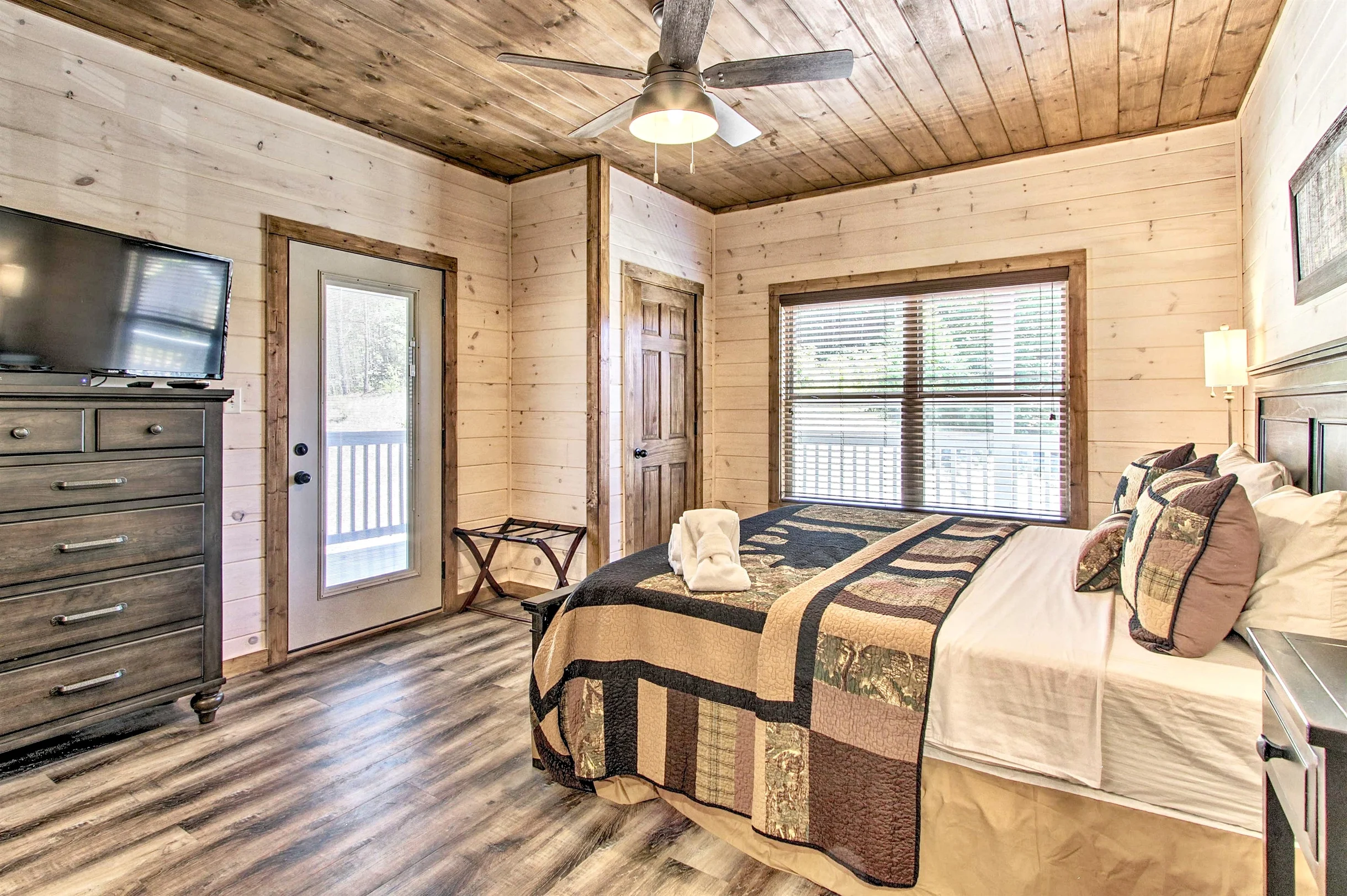 Great for Groups! Sleeps 24, 6BR Dollywood 3 King Beds Theater Game Rm/Hot Tub #36