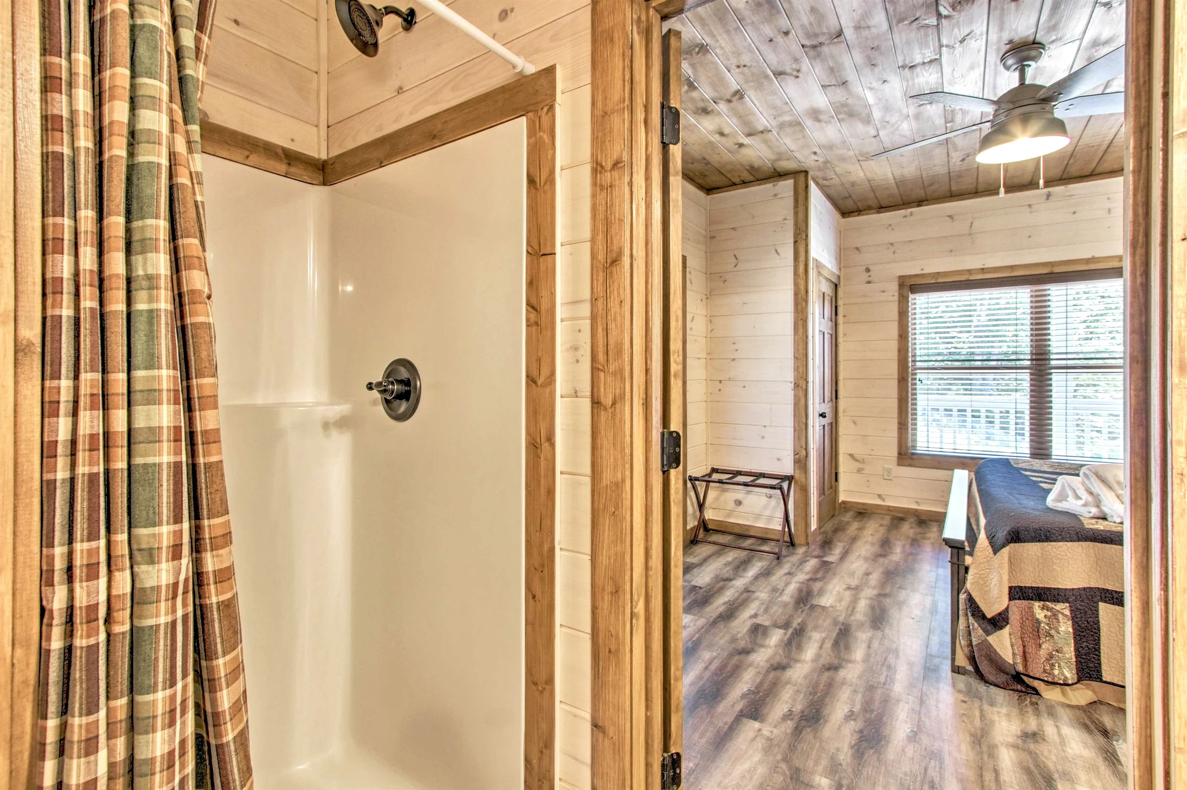 Great for Groups! Sleeps 24, 6BR Dollywood 3 King Beds Theater Game Rm/Hot Tub #39