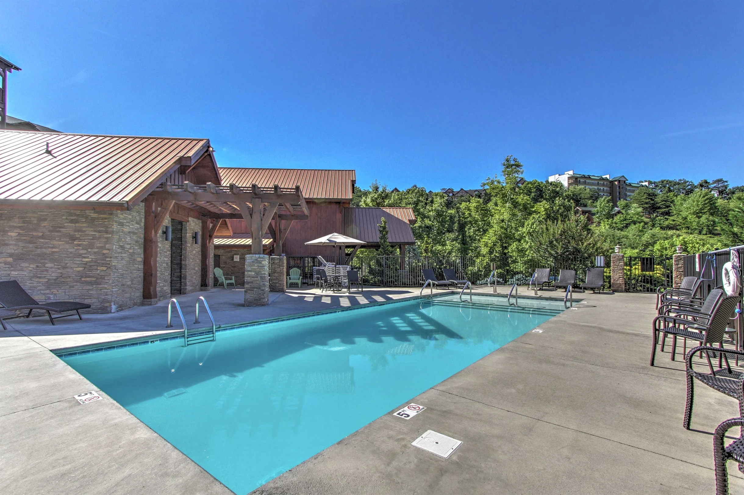 Great for Groups! Sleeps 24, 6BR Dollywood 3 King Beds Theater Game Rm/Hot Tub #47