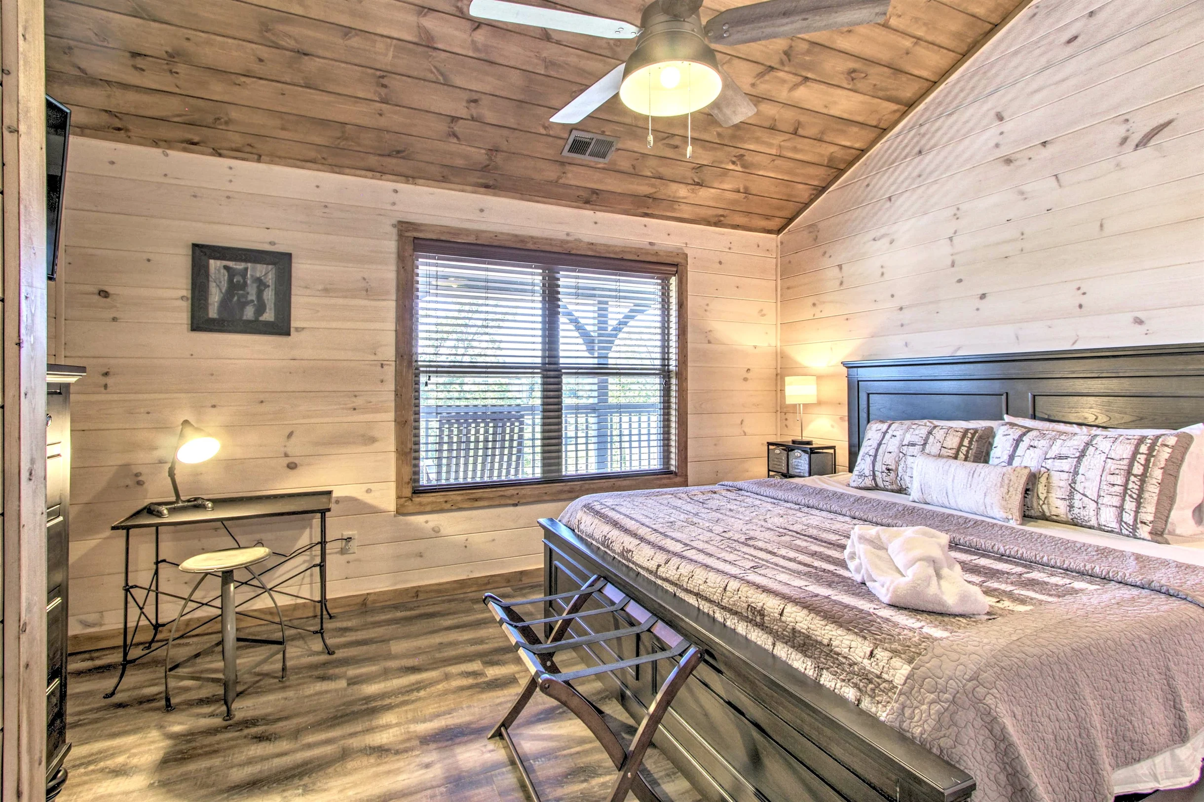 Great for Groups! Sleeps 24, 6BR Dollywood 3 King Beds Theater Game Rm/Hot Tub #61