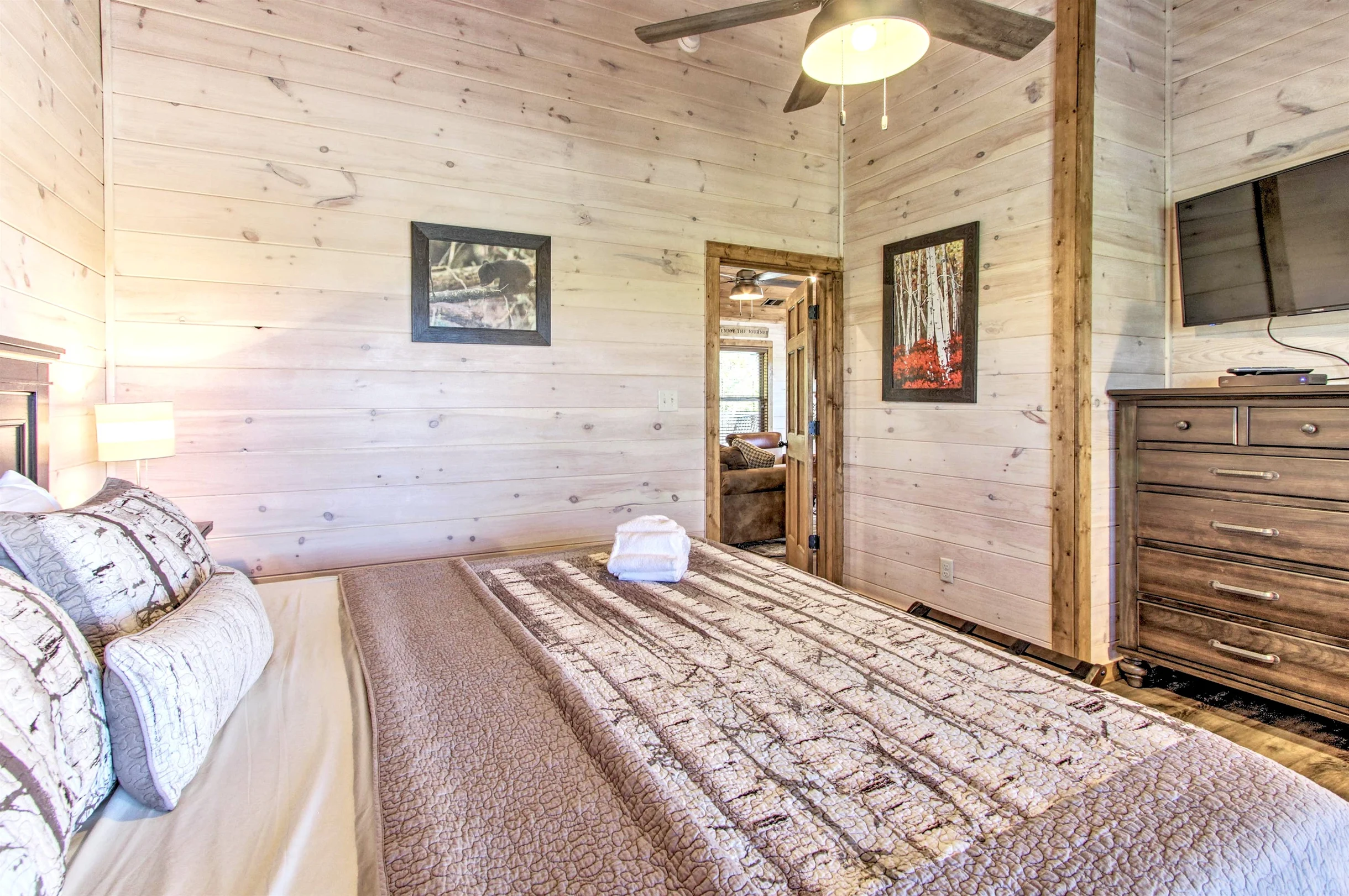 Great for Groups! Sleeps 24, 6BR Dollywood 3 King Beds Theater Game Rm/Hot Tub #60