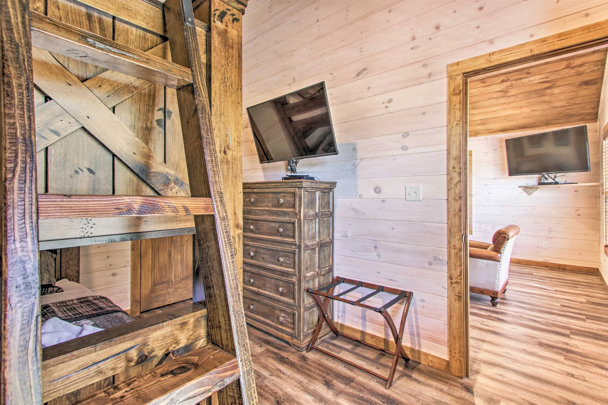Great for Groups! Sleeps 24, 6BR Dollywood 3 King Beds Theater Game Rm/Hot Tub #51